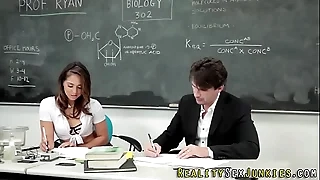 Teen pornstar spunked